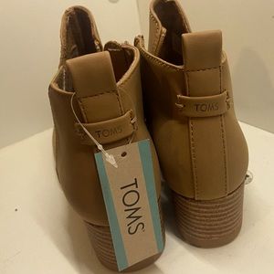 Youth Toms size 5